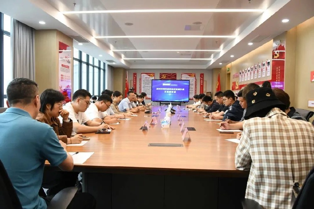 “爭做鄭州好網(wǎng)民 共聚網(wǎng)絡鄭能量”系列活動走進二七，在鄭投科技創(chuàng)新園舉行鄭州好網(wǎng)民暨網(wǎng)絡正能量作品交流座談會