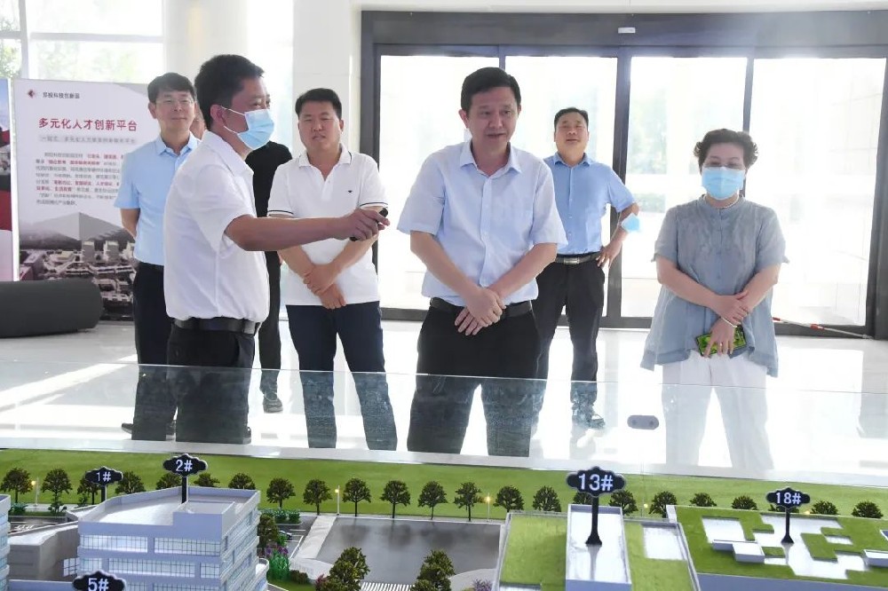鄭州市二七區(qū)委副書記、區(qū)長(zhǎng)虎榮鑫一行蒞臨鄭投科技創(chuàng)新園調(diào)研指導(dǎo)工作