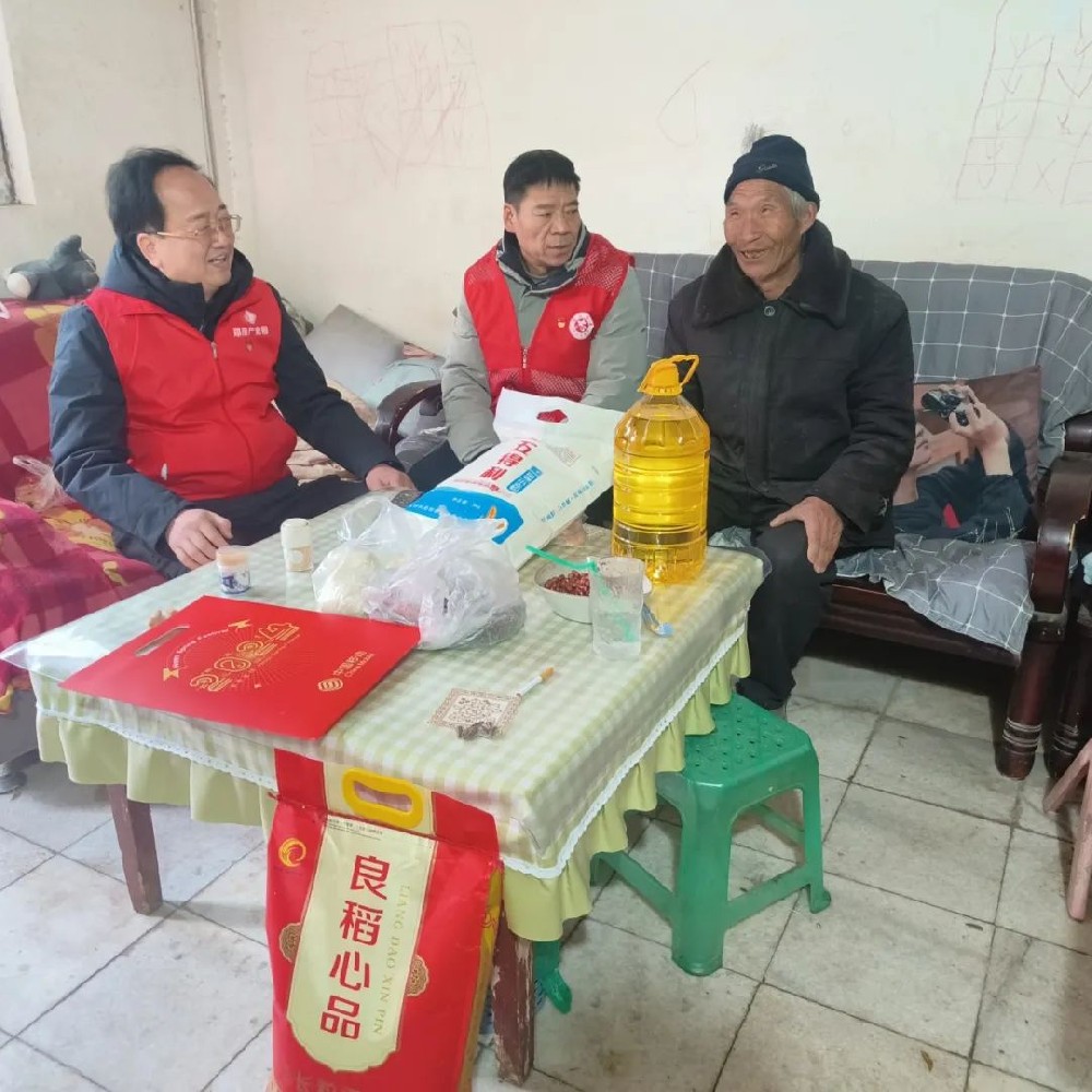 【精神文明建設(shè)】龍行龘龘迎新春，歲寒情深暖人心│鄭投產(chǎn)業(yè)園公司開展“我們的節(jié)日?春節(jié)”送溫暖活動(dòng)