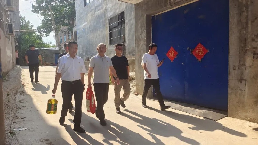 【黨建園地】黨旗映初心 關(guān)懷暖桑榆|鄭投產(chǎn)業(yè)園黨支部開展“七一”走訪慰問老黨員活動