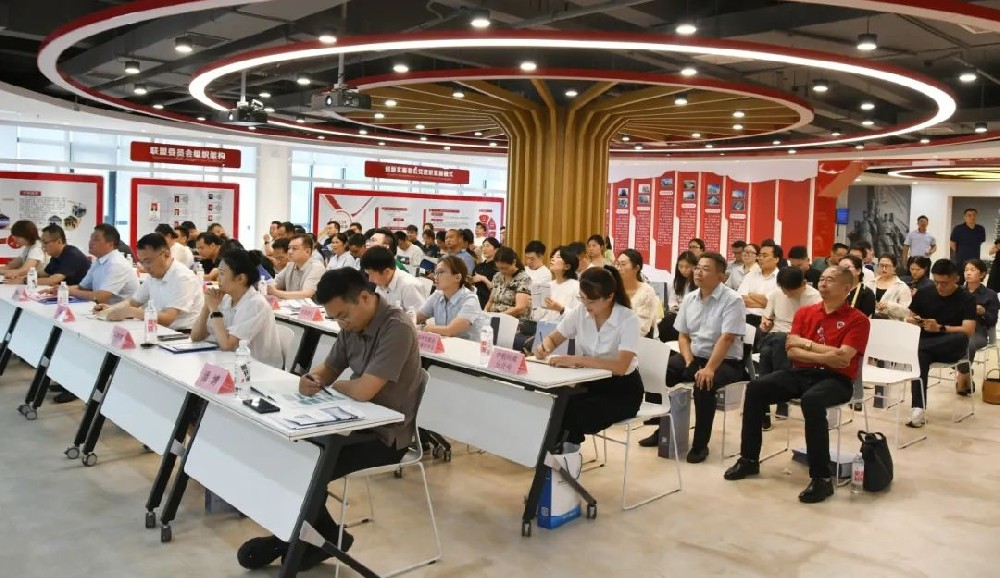 出海新機遇 二七新動能丨政策護航，金融賦能，認證筑基，企業(yè)出海，共繪二七區(qū)企業(yè)新藍圖主題宣講會在鄭投科技創(chuàng)新園成功舉辦